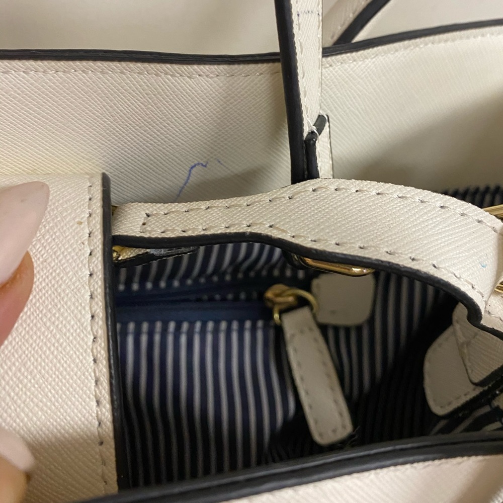 Crown & Ivy Clasp Shoulder Bag - Picture 4 of 8